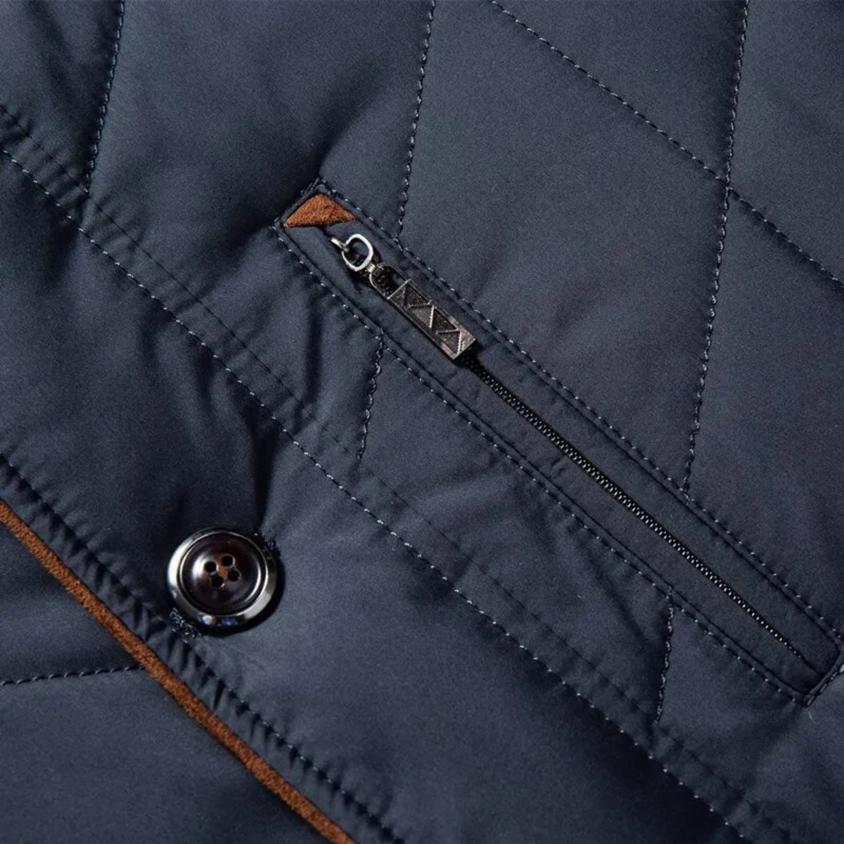 Men's quilted winter coat, detail of the zip and button fastening